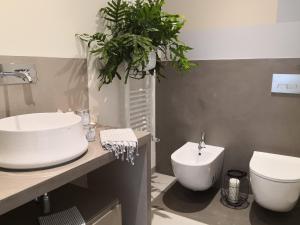 bagno con lavandino, servizi igienici e pianta di Due Passi a Cagliari