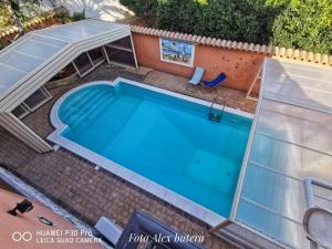 Elle offre une vue sur une piscine dotée d'une terrasse et d'une piscine. dans l'établissement Villa Salvatore, à San Leone
