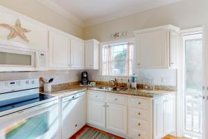 A kitchen or kitchenette at Sunday House