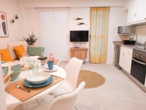 kuchnia i salon ze stołem i krzesłami w obiekcie Bonefish Apartment w mieście Villajoyosa