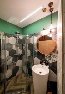 een badkamer met een wastafel en een douche bij Art’partment in Braşov