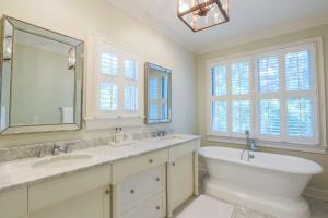 ein Badezimmer mit zwei Waschbecken und einem großen Spiegel in der Unterkunft Green Winged Teal in Kiawah Island + 42 Fotos