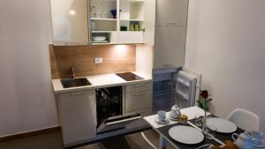 Kuchnia lub aneks kuchenny w obiekcie Meran/o Centro Guest House
