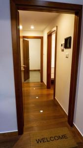korytarz prowadzący do pokoju z drzwiami w obiekcie Meran/o Centro Guest House w Meranie