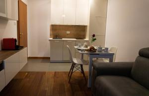 salon ze stołem i kuchnią w obiekcie Meran/o Centro Guest House w Meranie +5 zdjęć