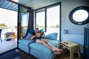 Un lugar para sentarse en Otter Easy Houseboats, Comfortklasse M huisboot Hausboot