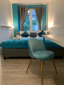 - une chambre avec un lit, une table et une chaise dans l'établissement underSTAYtement am Schloss, à Dresde