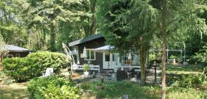 En have udenfor Nieuw vebouwd Vakantie Boshuisje Meibloempje