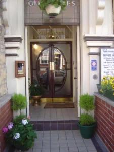 una entrada a un edificio con una puerta giratoria en Gleneagles - Albert Road en Blackpool