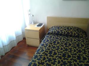Tempat tidur dalam kamar di Hotel Perla