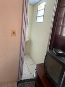 einen TV auf einem Tisch in einem Zimmer in der Unterkunft Pousada J.C. Cazeri in Santos