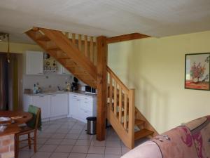 una cocina con escalera en una casa en Gîte Clévacances dans le Finistère, en Scrignac