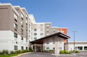 una imagen de la parte delantera de un edificio de hotel en Holiday Inn Express Roseville-St. Paul, an IHG Hotel en Roseville