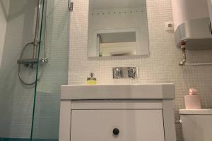 Ένα μπάνιο στο CHARMING Paris 5 PANTHÉON LATIN QUARTIER