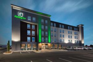 un hotel con un letrero verde en la parte delantera en Holiday Inn Greenville - Woodruff Road, an IHG Hotel, en Greenville