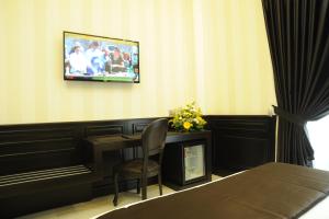 TV a/nebo společenská místnost v ubytování Muro Torto suite - Struttura sanificata giornalmente con ozono e prodotti specifici conformi al Decalogo del Ministero Salute - Personale sottoposto a test sierologico periodicamente