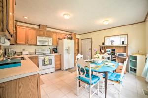 Warm and Inviting Family Home - 2 Mi to Golf Course!