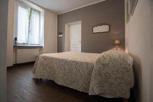 een slaapkamer met een bed en een raam bij I TRE LADRONI in Nasino