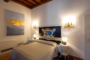 1 dormitorio con 1 cama y una pintura en la pared en Princess Art Hotel, en Ferrara