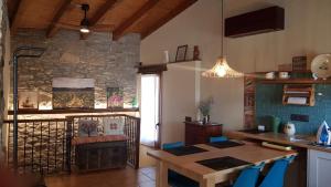 a kitchen and dining room with a table and chairs at Casa Ton del Mingo in Sant Cerni