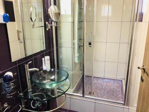 y baño con lavabo de cristal y ducha. en SWEET HOUSES VILLa, en Brasov 20 fotos más