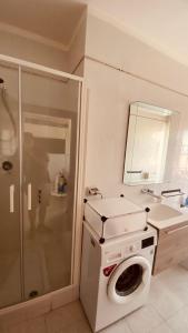 eine Küche mit einer Waschmaschine und einer Dusche in der Unterkunft Matera Belvedere in Matera