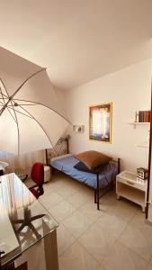 ein Schlafzimmer mit einem Bett und einem Sonnenschirm in der Unterkunft Matera Belvedere in Matera