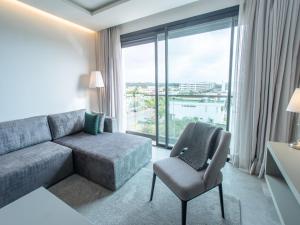 ラバトにあるMakass Appart Hotelのソファと大きな窓のあるリビングルーム