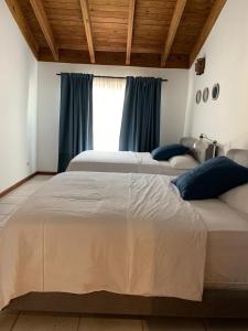 Postel nebo postele na pokoji v ubytování 2 Bedrooms 3 Bath apt. @ La Marina, Casa De Campo
