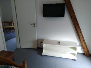 Televízia a/alebo spoločenská miestnosť v ubytovaní Monteurzimmer\Ferienwohnung
