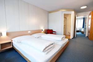 Postel nebo postele na pokoji v ubytování Hotel Kreuz