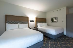 A bed or beds in a room at Holiday Inn Greenville - Woodruff Road, an IHG Hotel