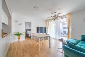 Televízia a/alebo spoločenská miestnosť v ubytovaní Golden Luxury Apartment