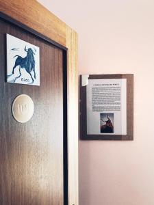 uma porta com uma imagem de um cavalo na parede em Casa Machado em Montalegre