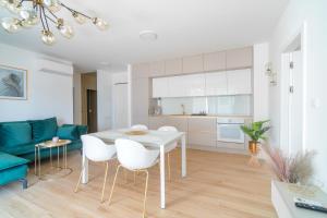 una cucina e un soggiorno con tavolo e sedie di Golden Luxury Apartment a Spalato (Split)