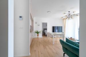 Televízia a/alebo spoločenská miestnosť v ubytovaní Golden Luxury Apartment