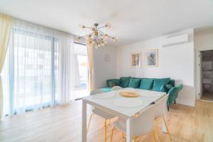 Posedenie v ubytovaní Golden Luxury Apartment