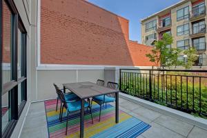 Gallery image of Gorgeous Old Town Condo with Patio and Parking! in Victoria