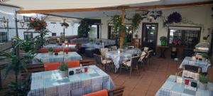 un restaurante con mesas y sillas azules y blancas en Hotel & Restaurant Zum Deutschen Haus en Glashütten
