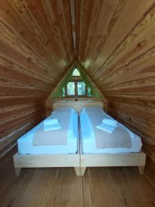 Krevet ili kreveti u jedinici u objektu Glamping naselje Zeleni turizem