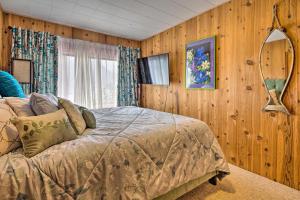 Un pat sau paturi într-o cameră la Waterfront House with Glacial Views - Near Downtown!