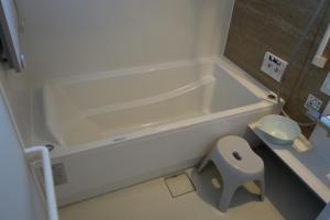 ein kleines Bad mit einem WC und einer Badewanne in der Unterkunft guest house Ki-zu - Vacation STAY 92940 in Nishio