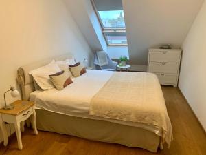 Posteľ alebo postele v izbe v ubytovaní BL - The Penthouse, 24hr Self Check-in, 2 Bedrooms, Fireplace, AC, Panoramic View from main Balcony, 3-minute walk to City Center