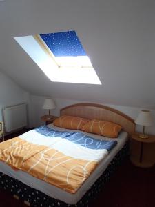 a bedroom with a bed with a skylight at Ferienhaus Lutzmannsburg mit direktem Thermenzugang und eigenem Garten in Lutzmannsburg