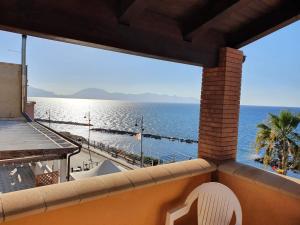 - une vue sur l'océan depuis le balcon d'une maison dans l'établissement Apartments on promenade, à Trappeto