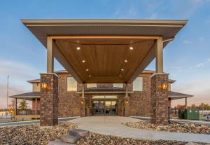 een groot gebouw met een houten dak bij Timberlake Hotel in Staples