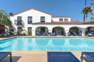 a swimming pool in front of a building at Mason Beach Inn in Santa Barbara