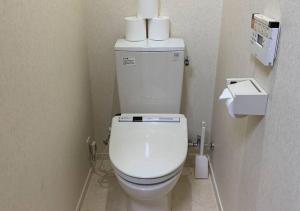 uma casa de banho com WC e 2 rolos de papel higiénico em Saint Million Tenjin - Vacation STAY 93047 em Fukuoka