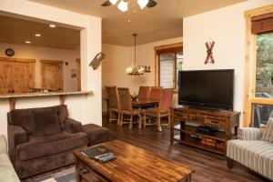 uma sala de estar com um sofá e uma televisão em 6506 Settlers Creek Condo em Keystone