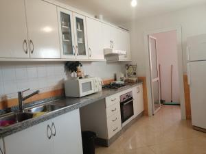 Cuisine ou kitchenette dans l'établissement Rêsidences Al Andalus AP4 - Saidia Appartement